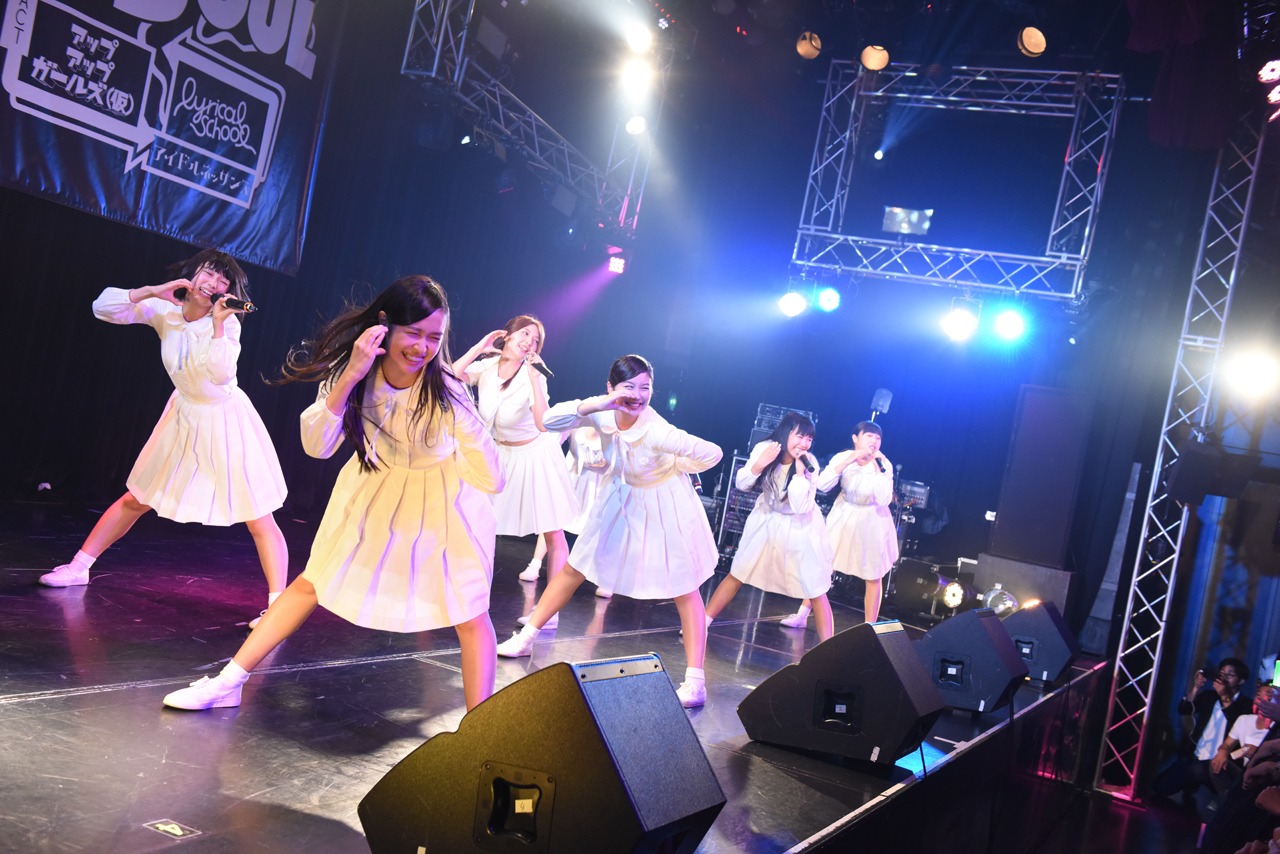 アイドルネッサンス、森咲樹（アップアップガールズ（仮））によるコラボライブの様子。