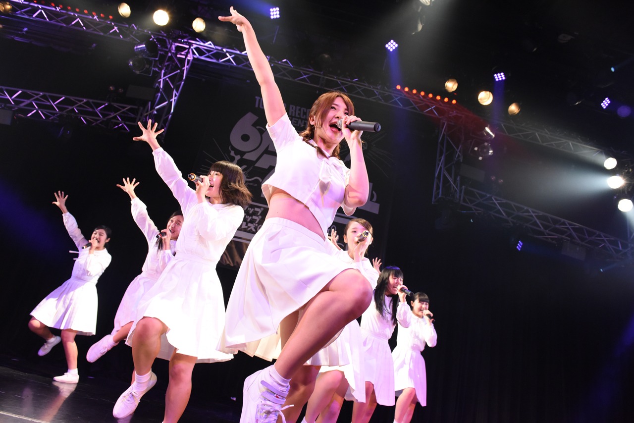 アイドルネッサンス、森咲樹（アップアップガールズ（仮））によるコラボライブの様子。