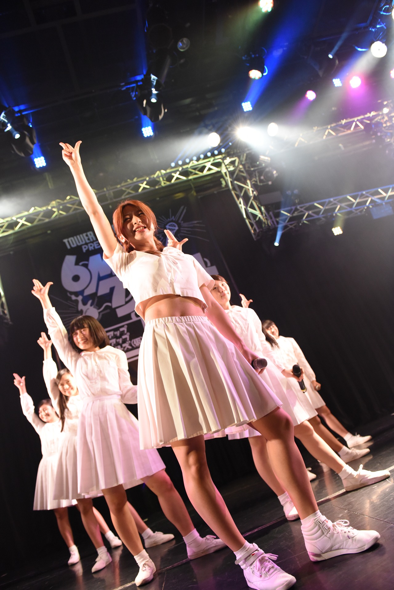 アイドルネッサンス、森咲樹（アップアップガールズ（仮））によるコラボライブの様子。