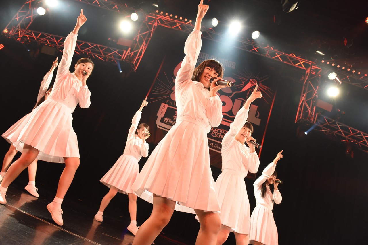 アイドルネッサンスによるライブの様子。