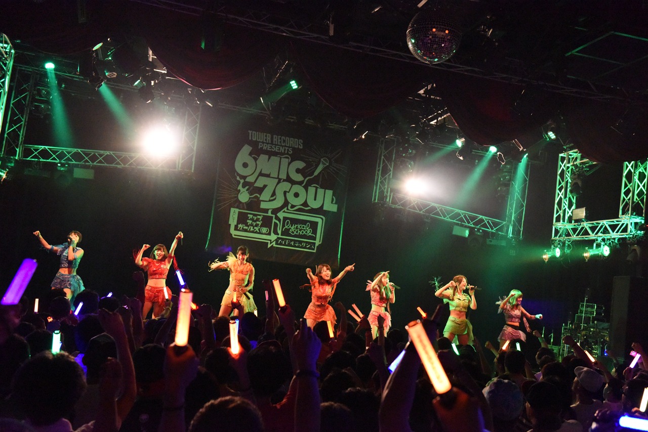 アップアップガールズ（仮）によるライブの様子。