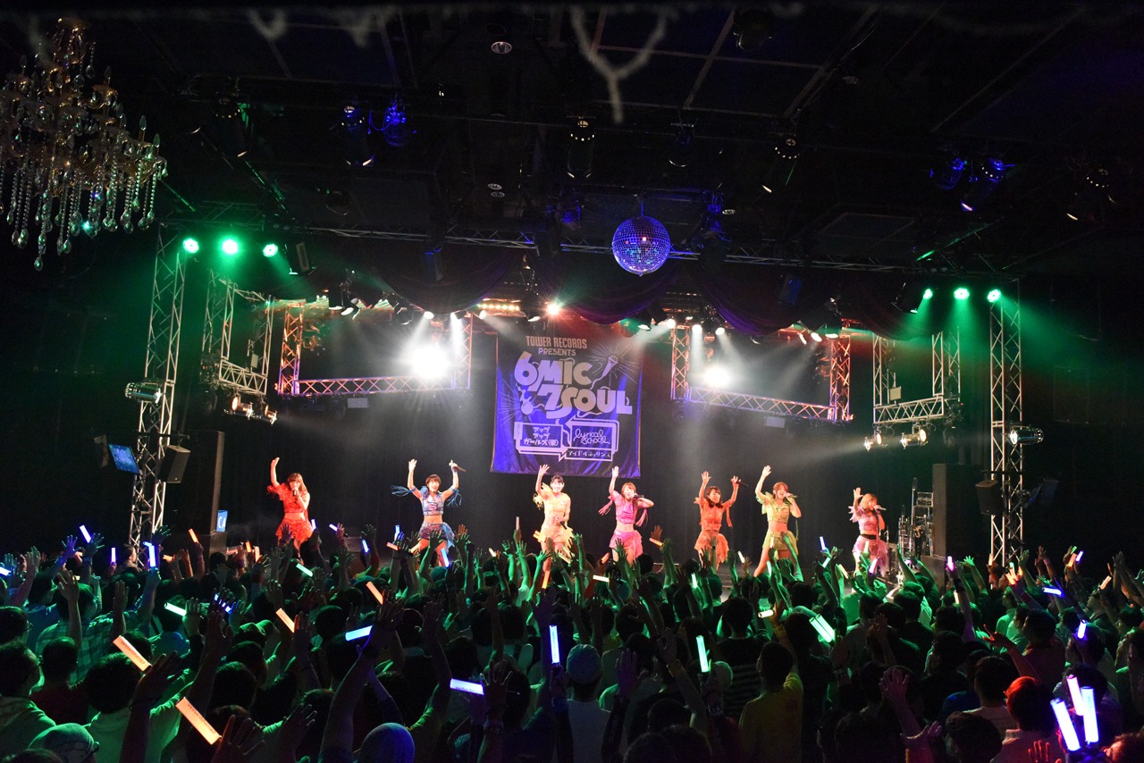 アップアップガールズ（仮）によるライブの様子。