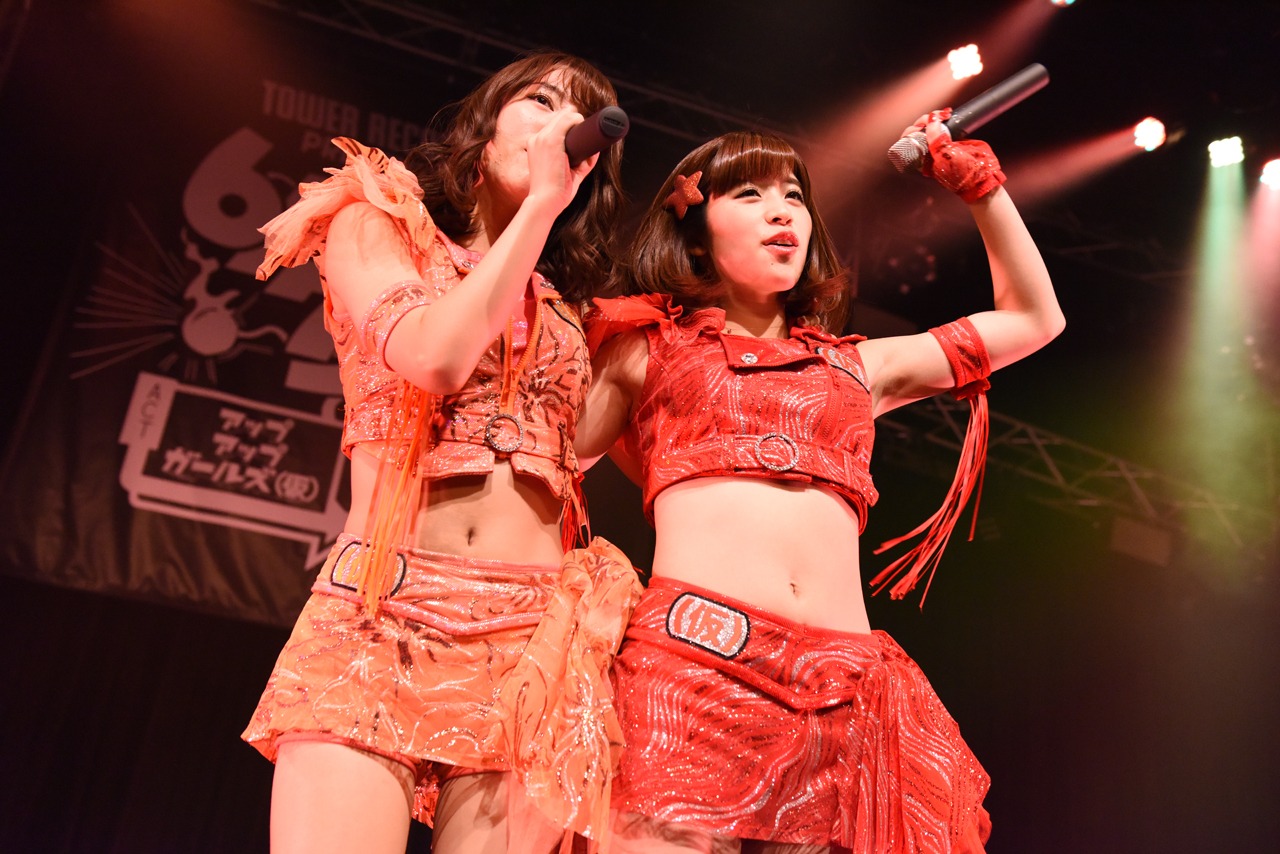 左から関根梓、仙石みなみ（ともにアップアップガールズ（仮））。