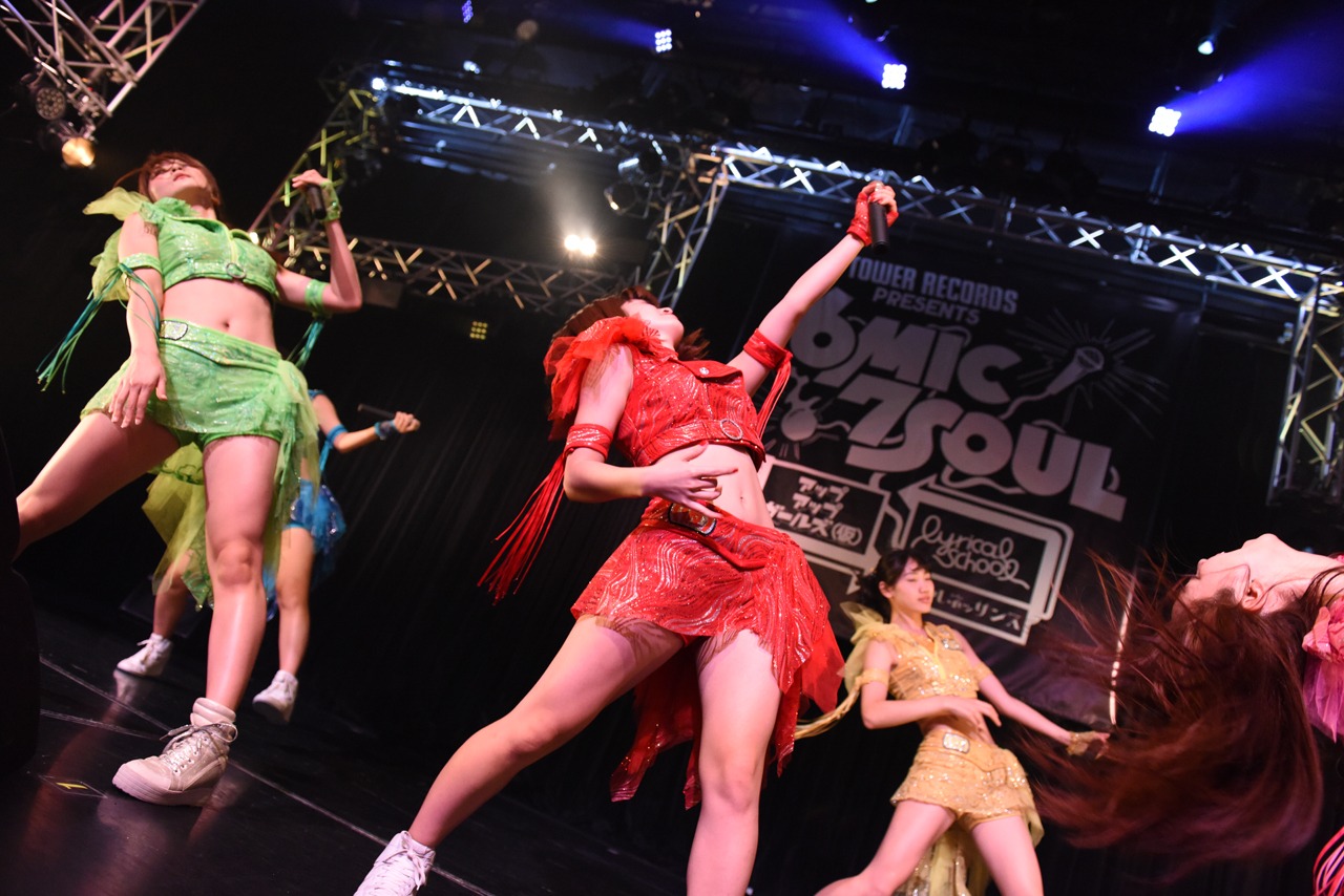 アップアップガールズ（仮）によるライブの様子。