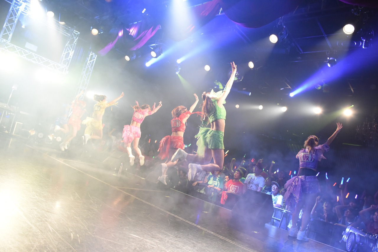 アップアップガールズ（仮）によるライブの様子。