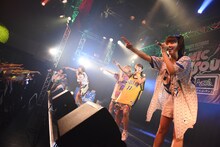 lyrical schoolによるライブの様子。