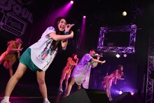 アップアップガールズ（仮）、lyrical schoolによるコラボライブの様子。