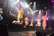 アップアップガールズ（仮）、lyrical schoolによるコラボライブの様子。