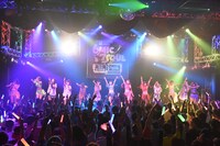 アップアップガールズ（仮）、lyrical schoolによるコラボライブの様子。