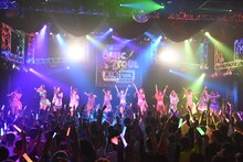 アップアップガールズ（仮）、lyrical schoolによるコラボライブの様子。