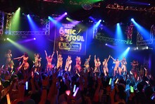 アップアップガールズ（仮）、lyrical schoolによるコラボライブの様子。