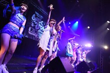 アップアップガールズ（仮）、lyrical schoolによるコラボライブの様子。