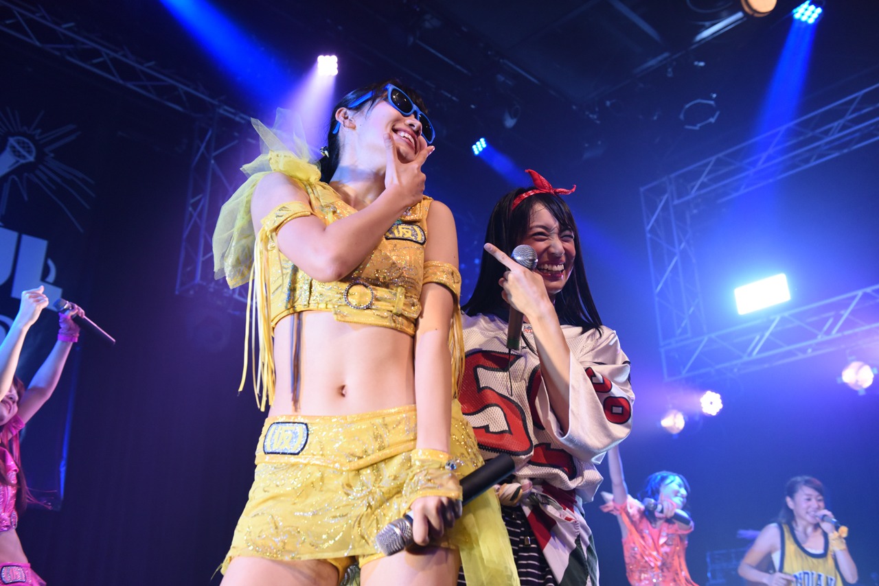 アップアップガールズ（仮）、lyrical schoolによるコラボライブの様子。