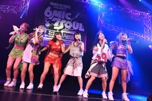 アップアップガールズ（仮）、lyrical schoolによるコラボライブの様子。