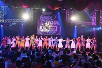 アップアップガールズ（仮）、lyrical school、アイドルネッサンスによるコラボライブの様子。