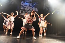 lyrical schoolによるライブの様子。
