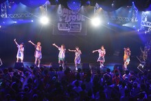 lyrical schoolによるライブの様子。