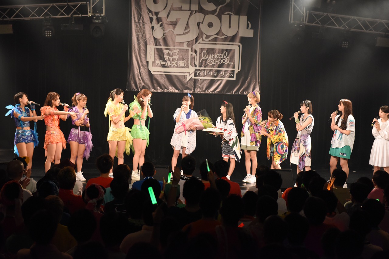 皆に誕生日をお祝いされる森咲樹（アップアップガールズ（仮））。
