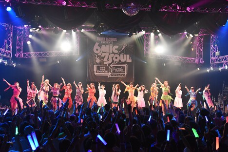 アップアップガールズ（仮）、lyrical school、アイドルネッサンスによるコラボライブの様子。
