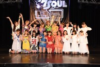 アップアップガールズ（仮）、lyrical school、アイドルネッサンスによる記念撮影の様子。