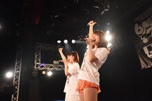 奥からayaka（lyrical school）、関根梓（アップアップガールズ（仮））。
