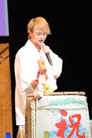 鏡開きを行うTo-i。