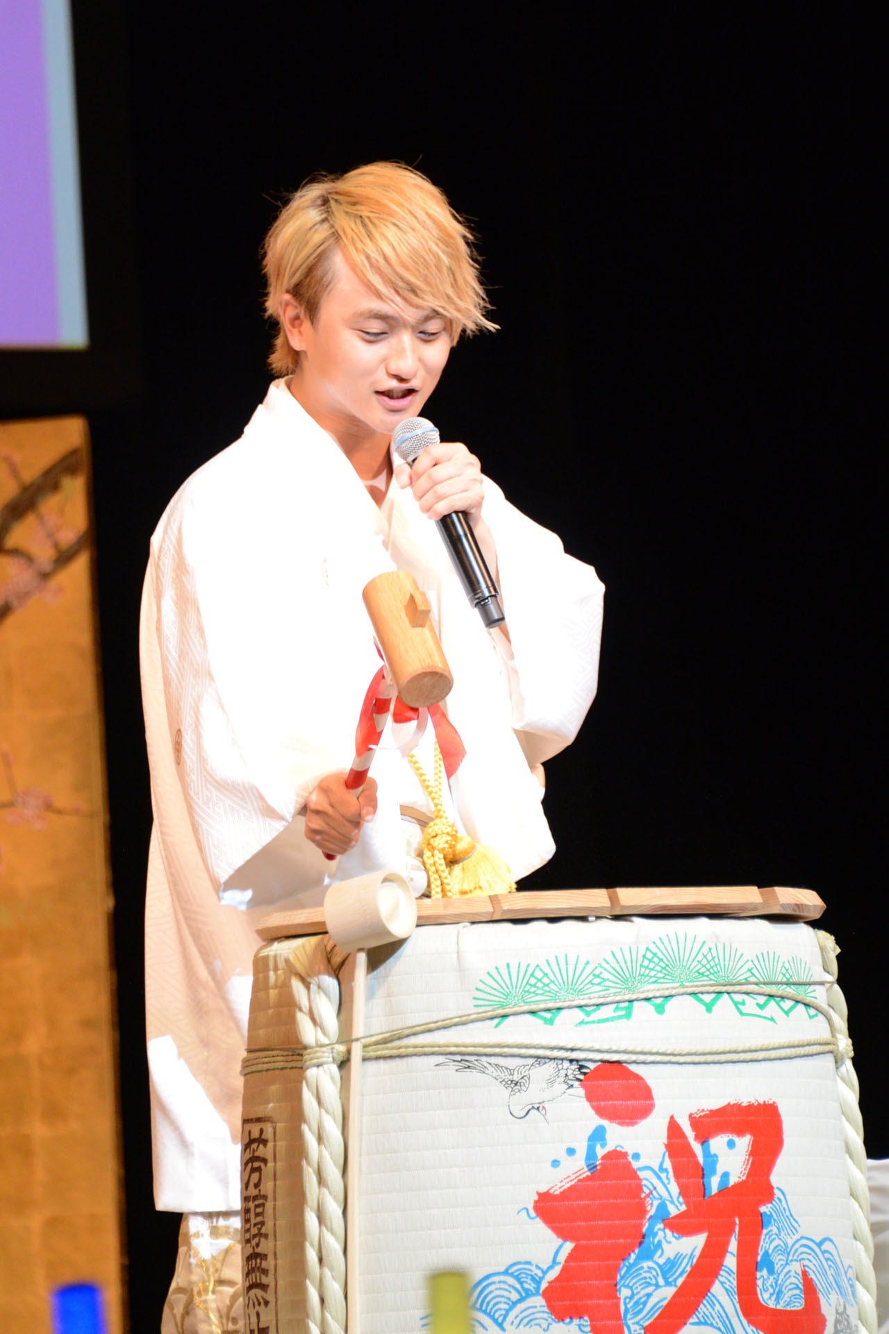 鏡開きを行うTo-i。