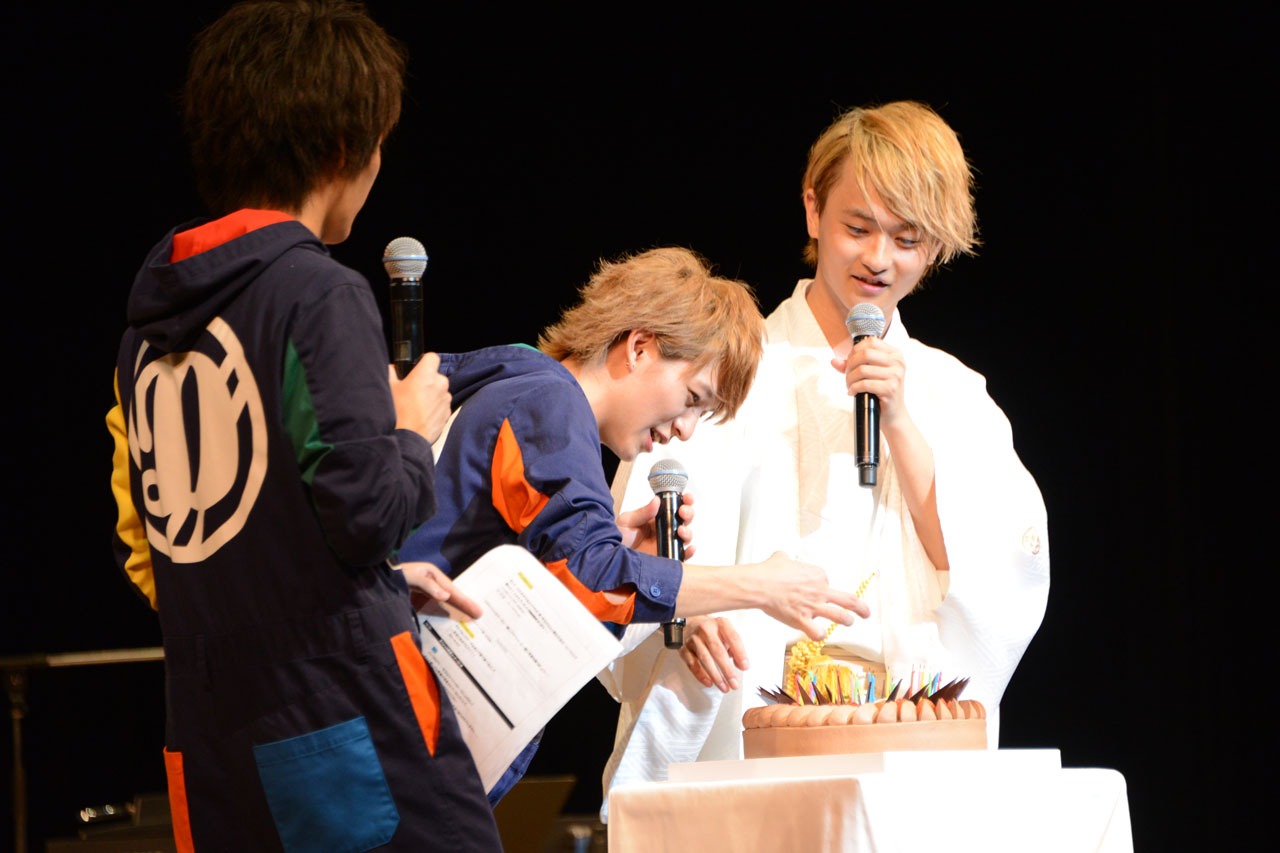 右からTo-i、To-iにイチゴを取ってあげるRYUJI、MASAKI。