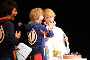 RYUJI（中央）の指ごとイチゴを食べるTo-i（右）。