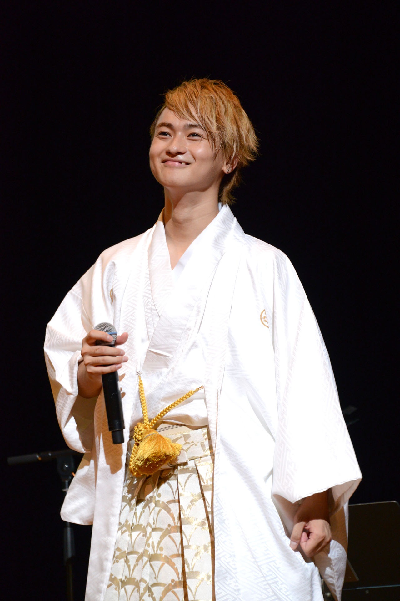 タクヤ（超特急）からのメッセージに笑みを浮かべるTo-i。