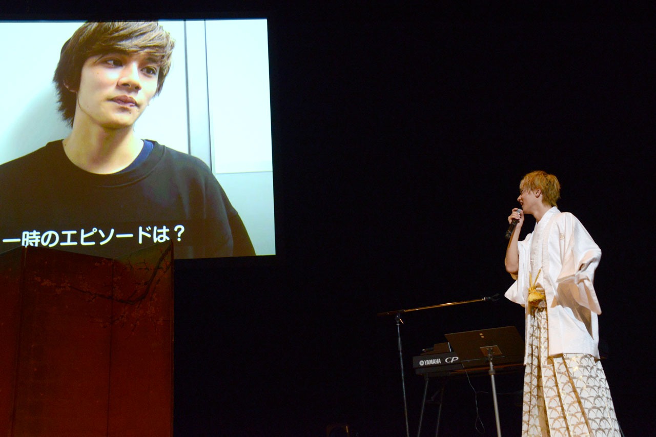 TAKUMIからのビデオメッセージを見つめるTo-i。