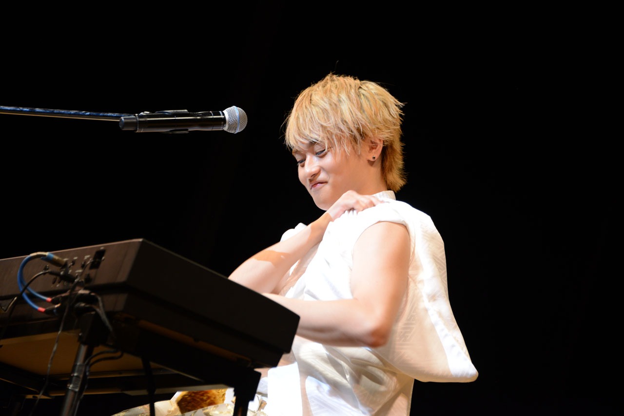 「refrain」披露前に腕まくりで気合を入れるTo-i。