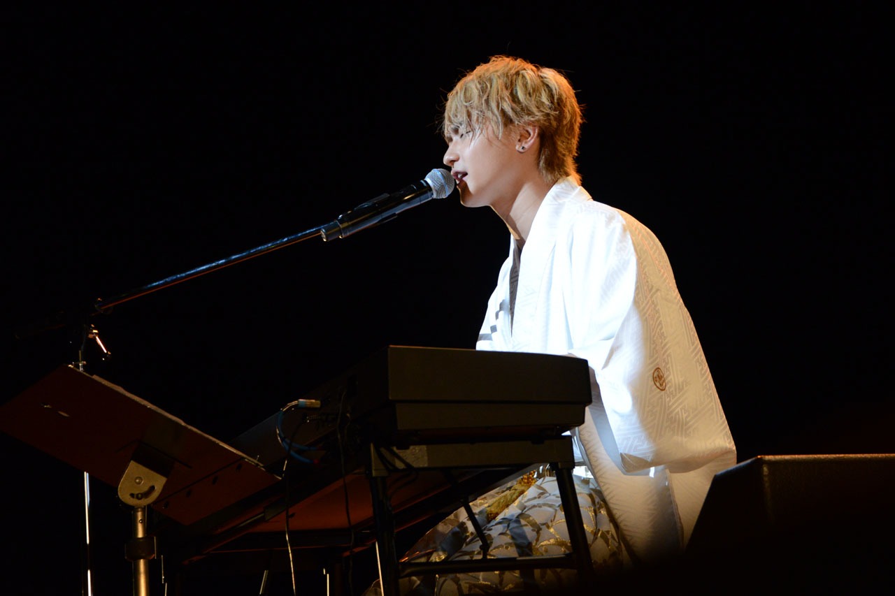 「refrain」の弾き語りを披露するTo-i。