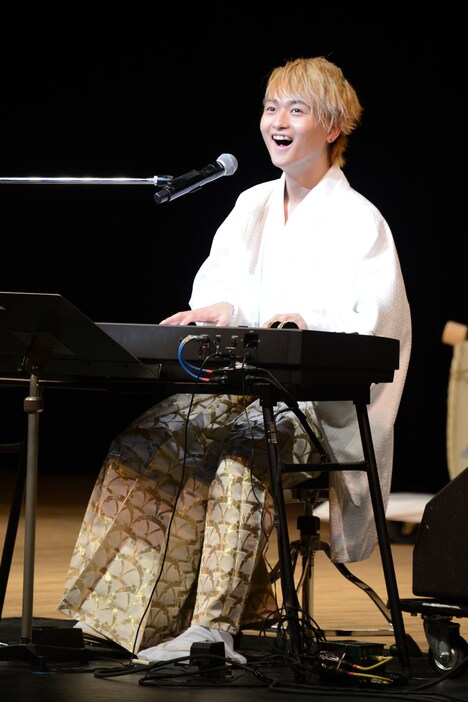 「恵比寿物語」の大合唱に笑みを浮かべるTo-i。