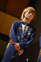 To-iの言葉に耳を傾けるRYUJI。