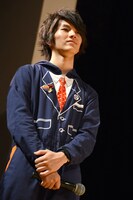 To-iの言葉に耳を傾けるMASAKI。