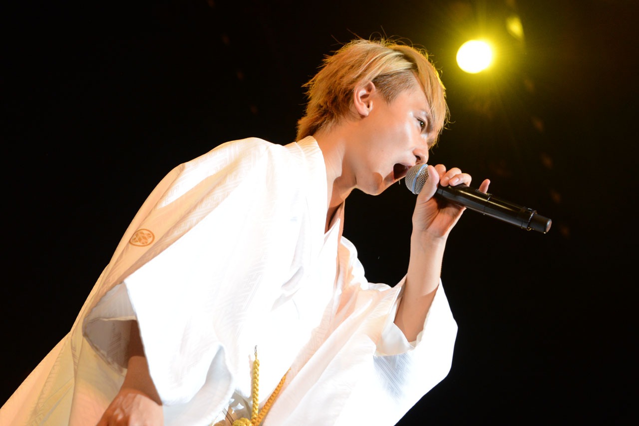 「GRAND HAPPY」を歌うTo-i。