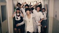 SPYAIR「アイム・ア・ビリーバー」MVのワンシーン。