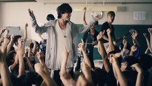SPYAIR「アイム・ア・ビリーバー」MVのワンシーン。