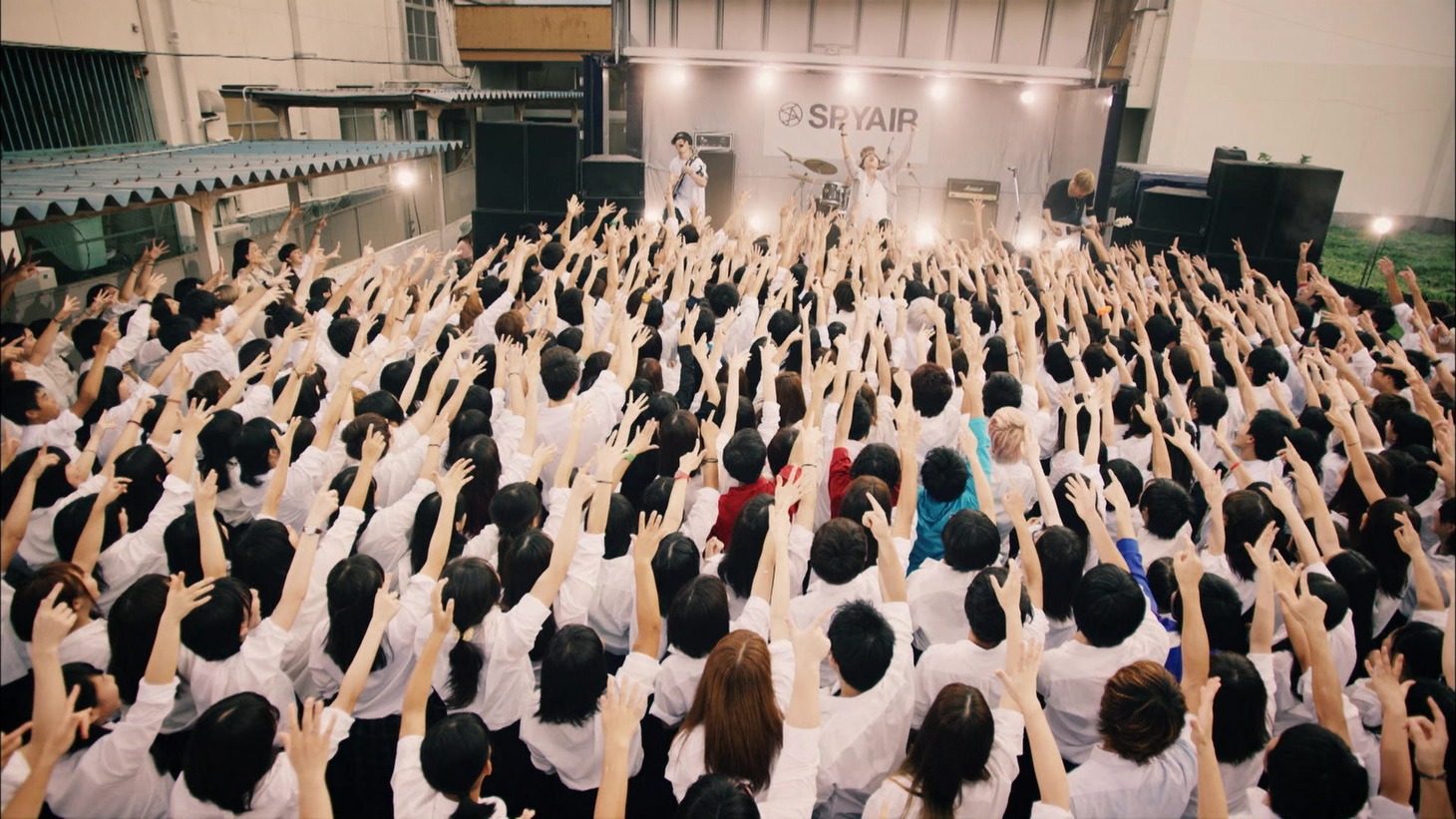 SPYAIR「アイム・ア・ビリーバー」MVのワンシーン。