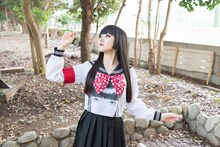 「前髪ぱっつんセーラー服」を着たアーバンギャルド・浜崎容子。