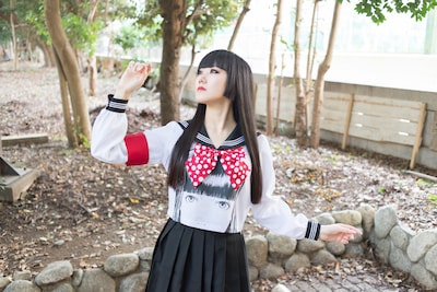 「前髪ぱっつんセーラー服」を着た浜崎容子。