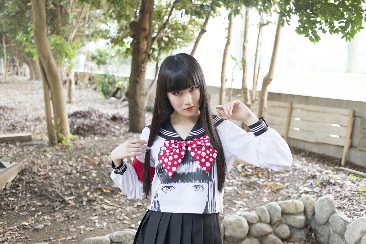「前髪ぱっつんセーラー服」を着た浜崎容子。