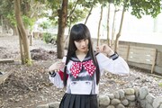 「前髪ぱっつんセーラー服」を着た浜崎容子。