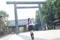 「前髪ぱっつんセーラー服」を着た浜崎容子。