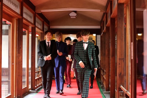 レッドカーペットを歩く超特急。(c)京都国際映画祭