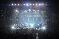 「住宅情報館 presents Every Little Thing 20th Anniversary Best Hit Tour 2015-2016 ～Tabitabi～」埼玉・越谷サンシティホール公演の様子。（撮影：藤堂正寛）