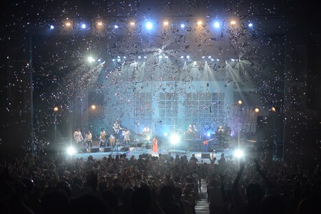 「住宅情報館 presents Every Little Thing 20th Anniversary Best Hit Tour 2015-2016 ～Tabitabi～」埼玉・越谷サンシティホール公演の様子。（撮影：藤堂正寛）