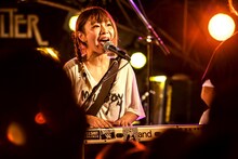 Amelie「『手のなるほうへ、光のほうへ』Release Tour 2015 -TOUR FINAL ONEMAN LIVE-」東京・下北沢SHELTER公演の様子。（撮影：ひらりい）