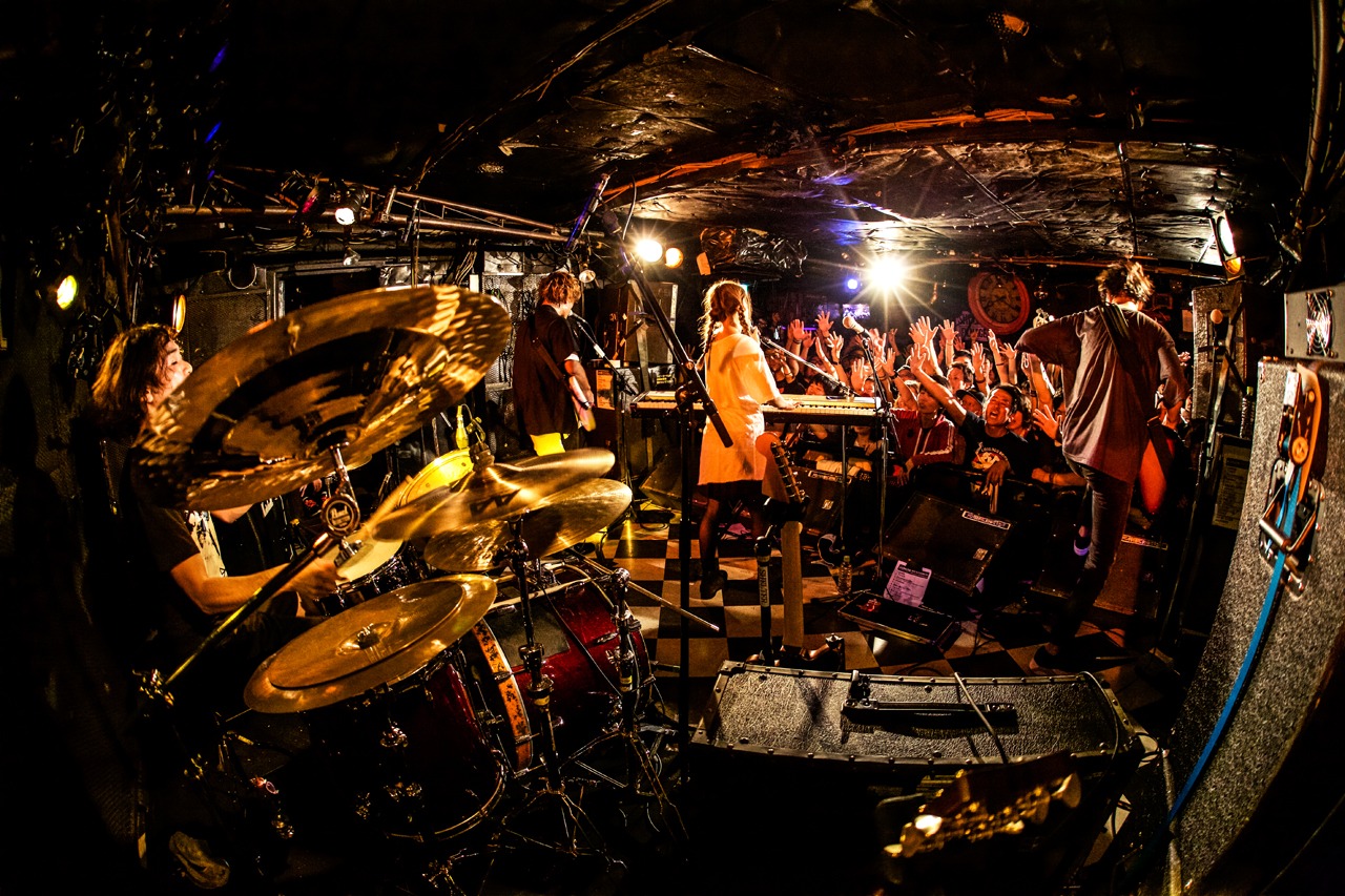 Amelie「『手のなるほうへ、光のほうへ』Release Tour 2015 -TOUR FINAL ONEMAN LIVE-」東京・下北沢SHELTER公演の様子。（撮影：ひらりい）